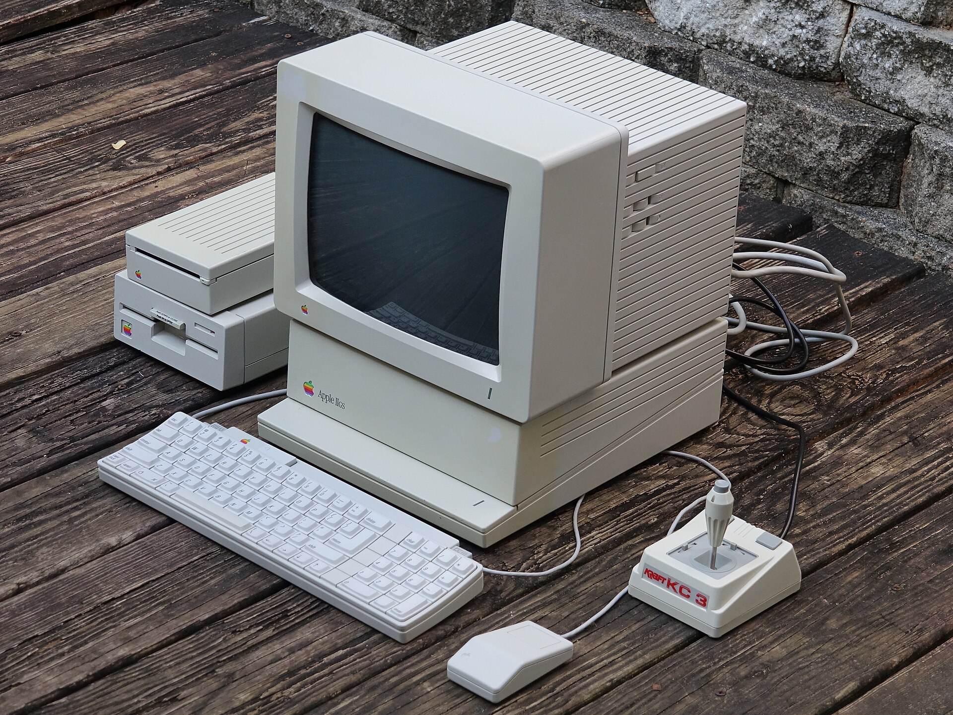Apple IIGS computer with peripherals